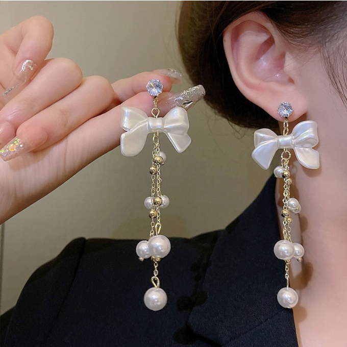 Korean White Knot Pearl Earrings 🤍