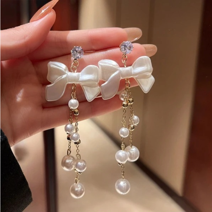 Korean White Knot Pearl Earrings 🤍